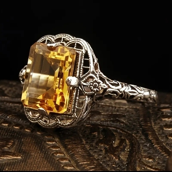 Princess cut yellow simulated zircon ring - Picture 2 of 3